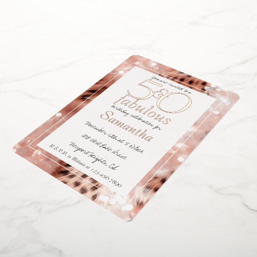 50 en Fabulous Blush Rose Goud Luipaard Verjaardag Folie Uitnodiging (Gedraaid)
