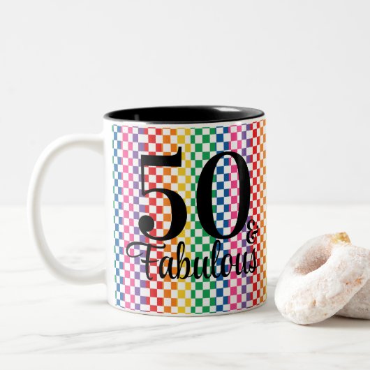 50 et fabuleux arc-en-ciel À damiers Nurse Mug (Avec donut)