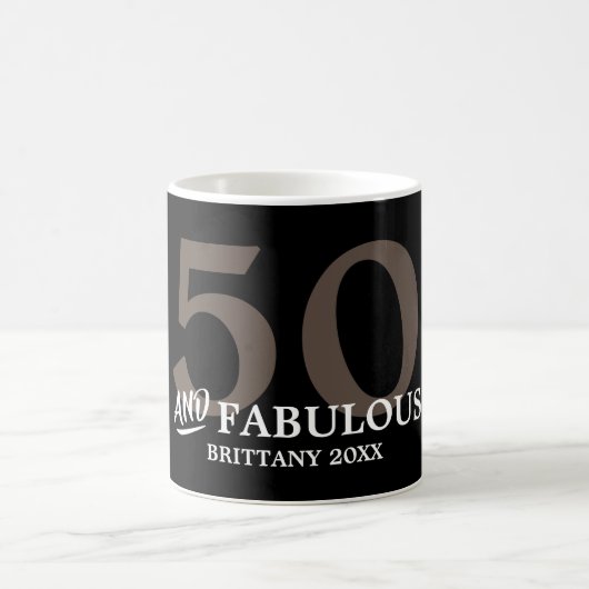 50 et fabuleux avec le nom Anniversaire Mug (Centre)