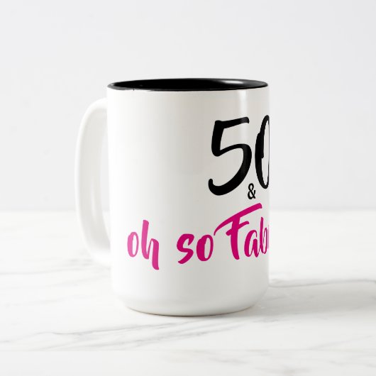 50 et tasse de café fabuleuse d'anniversaire (Devant gauche)