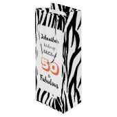 50- & Fabulous 50th Birthday Black Tiger Print Wijn Cadeautas (Achterkant Gekanteld)