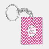 50 & Fabulous 50th Birthday Pink Chevron Pattern Sleutelhanger (Voorkant Links)