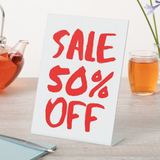 50% korting op verkoopbord in de detailhandel, bor reclamebord met voetstuk (Insitu)