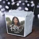 50e anniversaire Cinquante script argent noir phot<br><div class="desc">Cinquante écriture argent et l'effet argent deux côtés de la fête photo les boîtes de faveur. Personnalisez ce script de soirée de 50e anniversaire ballotin photo avec votre propre nom de fille d'anniversaire et photo de votre fille ou garçon d'anniversaire. D'autres années et articles correspondants sont disponibles et peuvent être...</div>