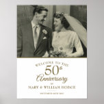 50e anniversaire d'or Affiche de bienvenue photo M<br><div class="desc">Personnalisez avec votre photo mariage préférée et vos détails spéciaux de célébration du 50e anniversaire de mariage d'or en typographie or chic. Conçu par Thisisnotme©</div>