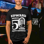 50e anniversaire photo et nom texte blanc<br><div class="desc">Joyeux 50e anniversaire noir texte, nom et t-shirt photo. Fun 50ème t-shirt photo personnalisé en gras blanc design. Personnalisez cette chemise d'anniversaire avec une photo de la personne d'anniversaire au milieu du chiffre 0. Idéal pour ajouter un peu de plaisir à un jalon fête du cinquantième anniversaire. D'autres options de...</div>