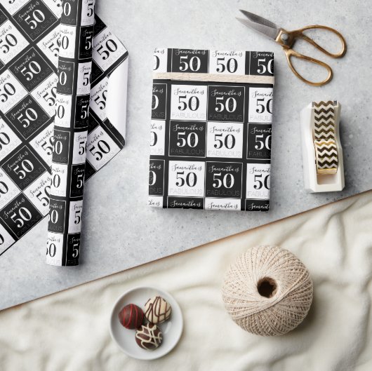50e verjaardag Eigen naam 50 Fab Black White Check Cadeaupapier (Crafts)