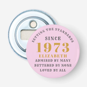 50e verjaardag Geboren in 1973 Voeg de naam Roze g Button Flesopener