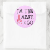 50e verjaardag Midden-Vingergroet Ronde Sticker (Tas)