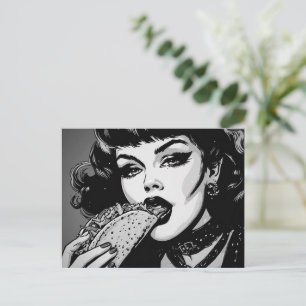50s BW Grafische Stijl Goth Meisje Eet een Taco Briefkaart