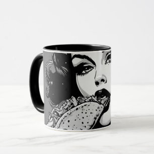 50s BW Grafische Stijl Goth Meisje Eet een Taco Mok