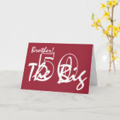 50ste Verjaardag, broer, witte brieven op rood Kaart (Gele Bloem)