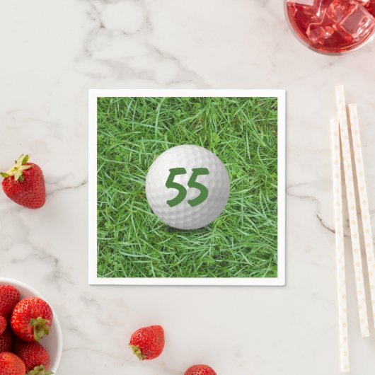 55e verjaardag golfbal op gras servetten (Insitu)