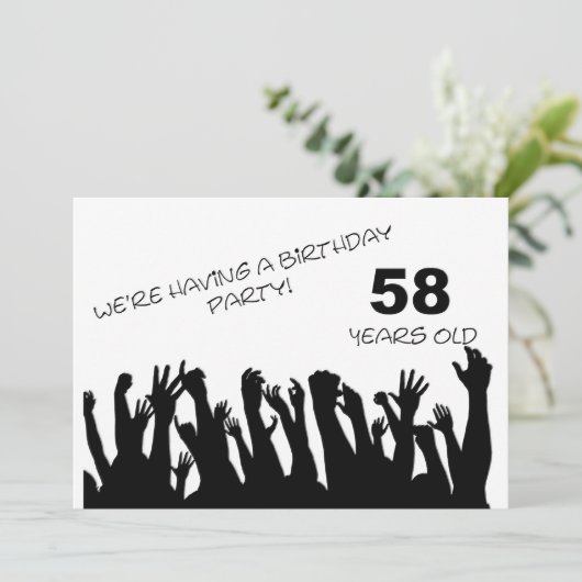 58e invitation de fête avec foule (Debout devant)