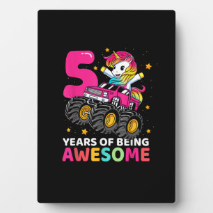 5 Jaar Oude Eenhoornrijdende Monstertruck 5e Verja Fotoplaat
