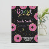 5e Invitations d'anniversaire de Donut rose noir (Debout devant)