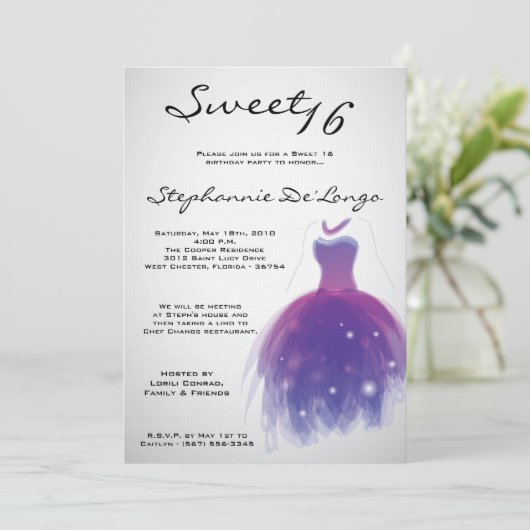 5x7 Robe violette Douce 16 Anniversaire Invitation (Debout devant)
