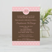 5x7 Roze Monogram Polka Dot Baby shower Uitnodigin Kaart (Staand voorkant)
