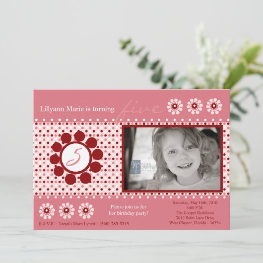 5x7 Roze Polka Dot Foto Verjaardag Uitnodiging (Staand voorkant)