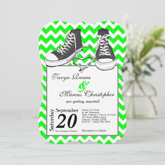 5x7 Tiener Sneakers Chevron Trouw Uitnodiging (Staand voorkant)