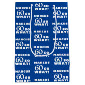 60 dus wat Funny Quote Typografie 60th Birthday Medium Cadeauzakje (Achterkant)