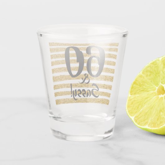 60 en Sassy Gold Faux Glitter Stripe Custom Shot Glas (Achterkant)