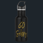 60 et Sassy Gold Foil Bouteille d'eau d'anniversai<br><div class="desc">Bouteille d'eau d'anniversaire de la Soixante et Sassy Gold pour fête d'anniversaire</div>