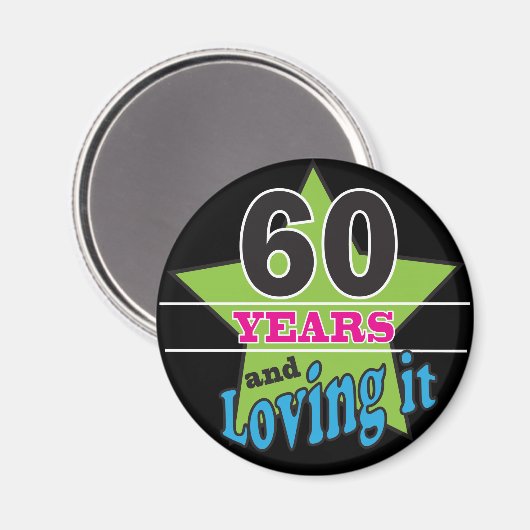 60 jaar en loving it! | 60e verjaardag magneet (Voorkant / Achterkant)