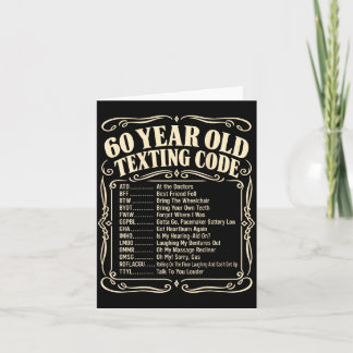 60-jarige senior die code op achterkant typt Kunst Kaart