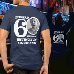 60e anniversaire doublé face photo nom blanc<br><div class="desc">Joyeux 60e anniversaire texte blanc, nom et deux photos t-shirt. Fun double face 60e t-shirt photo personnalisé en gras blanc design. Personnalisez cette chemise d'anniversaire avec une photo de la personne d'anniversaire au milieu du numéro 0 sur le devant et le dos. Idéal pour ajouter un peu de plaisir à...</div>