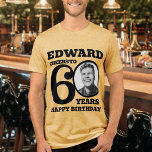 60e anniversaire photo et nom mono ton noir<br><div class="desc">Joyeux 50e anniversaire noir texte, nom et t-shirt photo. Fun 60e t-shirt photo personnalisé au design noir audacieux. Personnalisez cette chemise d'anniversaire avec une photo de la personne d'anniversaire au milieu du chiffre 0. Idéal pour ajouter un peu de plaisir à une célébration du soixantième anniversaire. D'autres options de couleurs...</div>