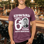 60e anniversaire photo et nom texte blanc<br><div class="desc">Joyeux 60e anniversaire noir texte, nom et t-shirt photo. Fun 60ème t-shirt photo personnalisé en gras blanc design. Personnalisez cette chemise d'anniversaire avec une photo de la personne d'anniversaire au milieu du chiffre 0. Idéal pour ajouter un peu de plaisir à une célébration du soixantième anniversaire. D'autres options de couleurs...</div>