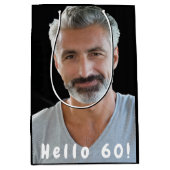 60e verjaardag aangepaste foto hallo 60 man medium cadeauzakje (Voorkant)
