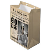 60e Verjaardag  Krant Fun Custom Foto Medium Cadeauzakje (Voorkant Gekanteld)
