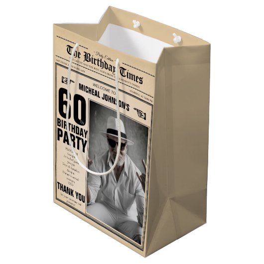60e Verjaardag  Krant Fun Custom Foto Medium Cadeauzakje (Achterkant Gekanteld)