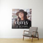 60e verjaardag Party Foto Wit Script Cheers Wandkleed (In situ)