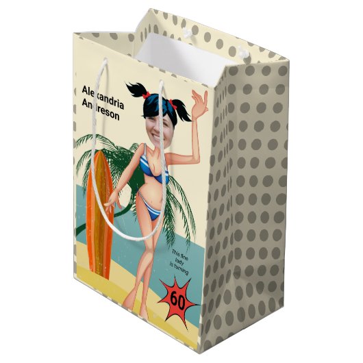 60e verjaardag Weemens Nieuwe Funny Bikini Medium Cadeauzakje (Achterkant Gekanteld)