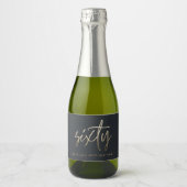 60e Verjaardag Zwart en goud script modern minimal Sparkling Wijnetiket (Voorkant)