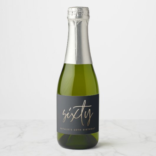 60e Verjaardag Zwart en goud script modern minimal Sparkling Wijnetiket (Voorkant)