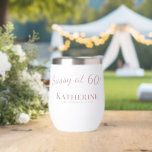60th Birthday Gift - Sassy at 60!<br><div class="desc">Fêtez le 60ème anniversaire avec ce tournoi en acier inoxydable amusant et pratique! "Sassy at 60" est le sentiment parfait pour un cadeau inoubliable. Isolé pour garder les boissons à la température parfaite pour siroter dans le style. Ce verre de vin très mignon et personnalisé à la mode est un...</div>