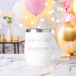60th Birthday Gift - Sassy at 60! Élégant neutre<br><div class="desc">Fêtez le 60ème anniversaire avec ce tournoi en acier inoxydable amusant et pratique! "Sassy at 60" est le sentiment parfait pour un cadeau inoubliable. Isolé pour garder les boissons à la température parfaite pour siroter dans le style. Ce verre de vin très mignon et personnalisé à la mode est un...</div>