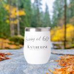60th Birthday Gift - Sassy at 60! Noir et blanc<br><div class="desc">Fêtez le 60ème anniversaire avec ce tournoi en acier inoxydable amusant et pratique! "Sassy at 60" est le sentiment parfait pour un cadeau inoubliable. Isolé pour garder les boissons à la température parfaite pour siroter dans le style. Ce verre de vin très mignon et personnalisé à la mode est un...</div>