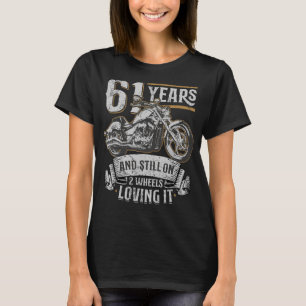 61 jaar en nog steeds op 2 wielen loving it 61th b t-shirt
