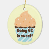 62 is zoete T-shirts en cadeautjes Keramisch Ornament (Links)