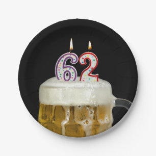 62e verjaardag bier met kaars papieren bordje