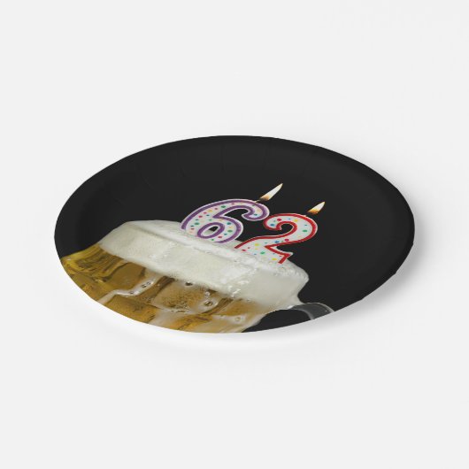 62e verjaardag bier met kaars papieren bordje (Gekanteld)