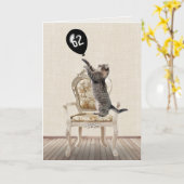 62e verjaardag Tabby Cat op voorzitter Kaart (Gele Bloem)