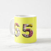 65 ans d'étape importante d'anniversaire de tasse (Devant gauche)
