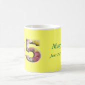 65 ans d'étape importante d'anniversaire de tasse (Centre)