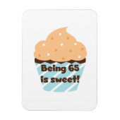 65 is Sweet Birthday T-shirts en cadeautjes Magneet (Verticaal)